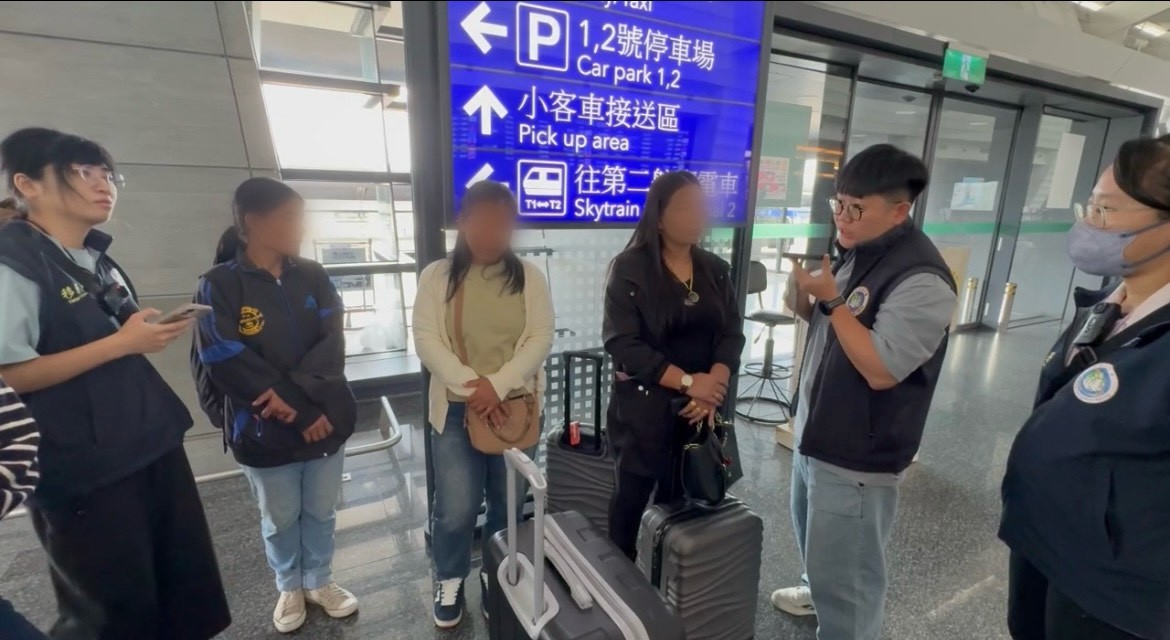 假旅行真打黑工！泰籍女仲介61人組團來台 入境桃園機場被逮
