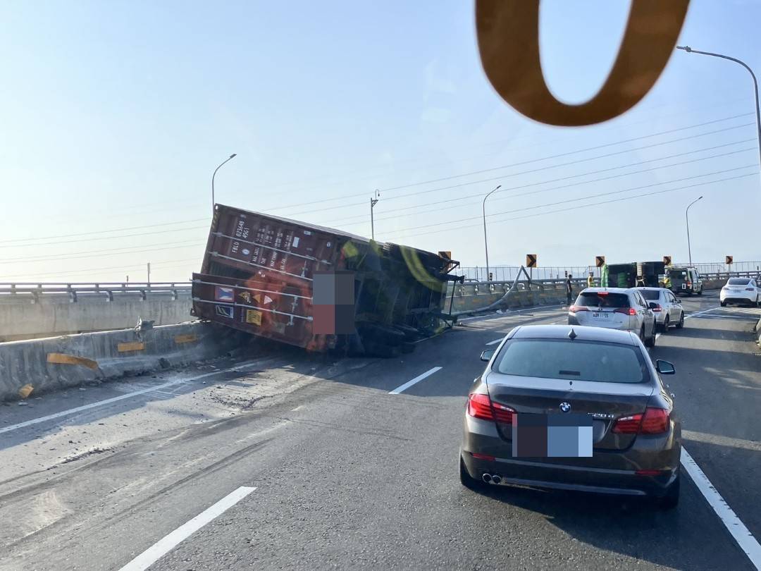 台66大溪聯結車翻覆 車頭與貨櫃當場分離