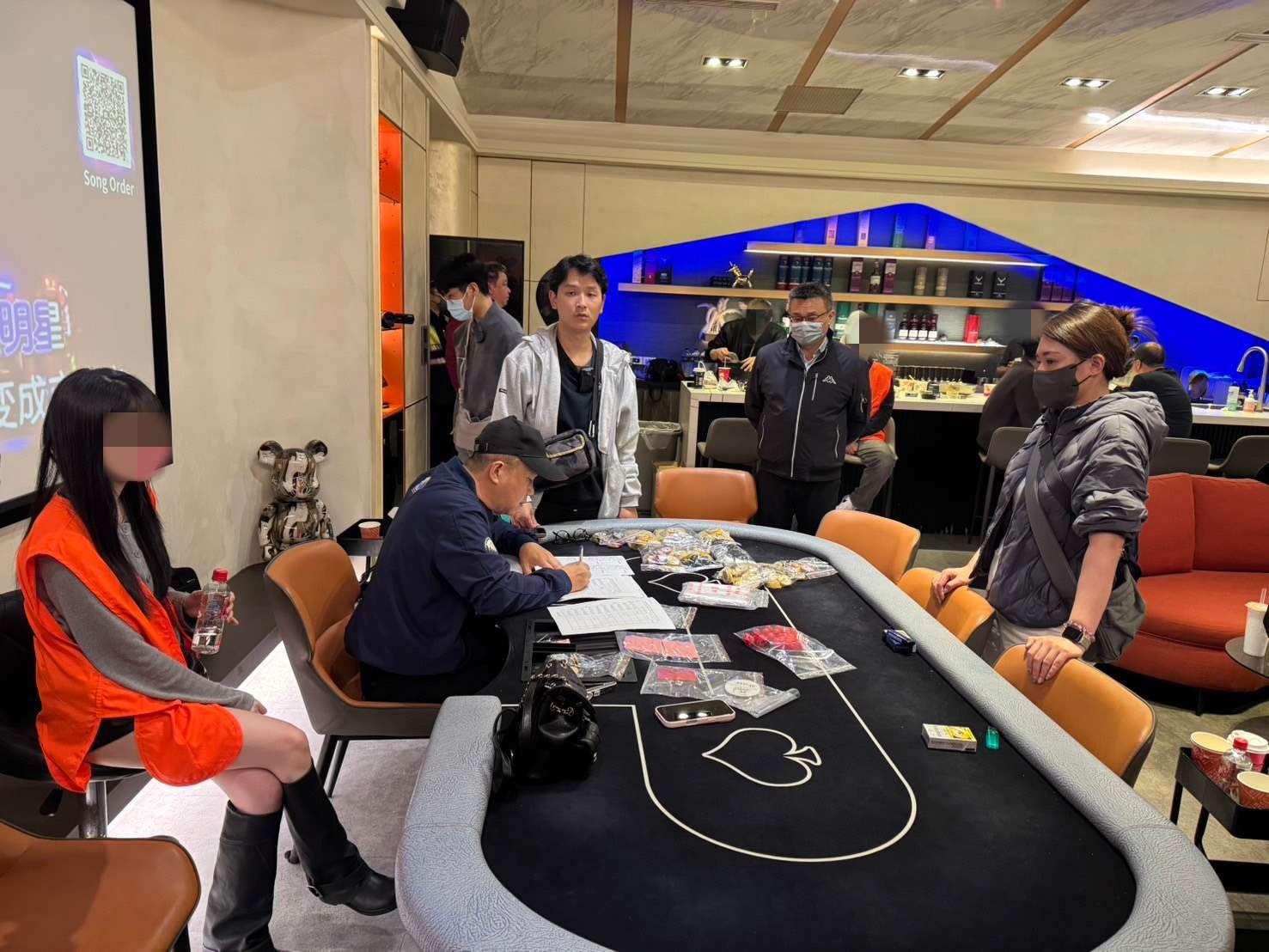 德州撲克職業賭場藏身中壢民宅 警深夜出擊逮13人查扣百萬籌碼 德州撲克職業賭場藏身中壢民宅 警深夜出擊逮13人查扣百萬籌碼