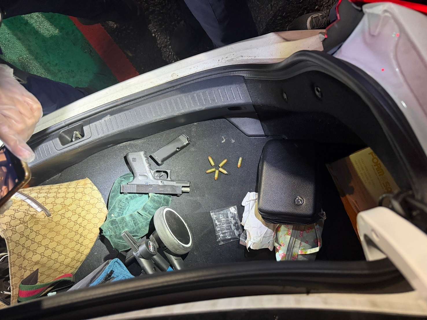 中壢「7條通」拒檢逃逸！警口袋戰術圍捕 驚見女乘客藏槍毒