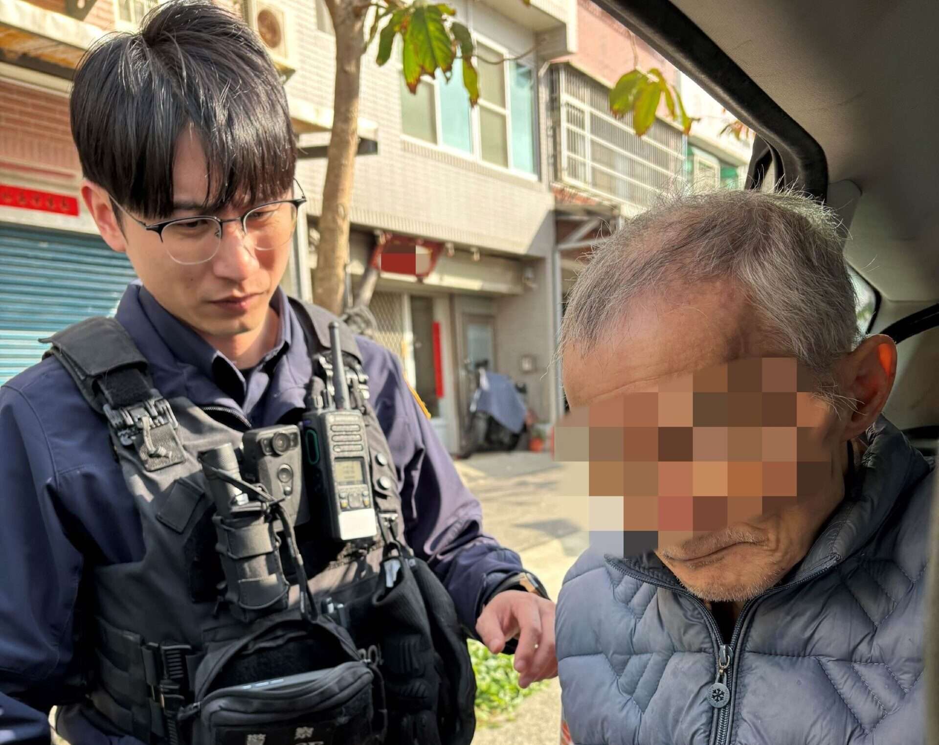 失智翁迷途路上徘徊 中壢暖警靠「聊天」助他團圓