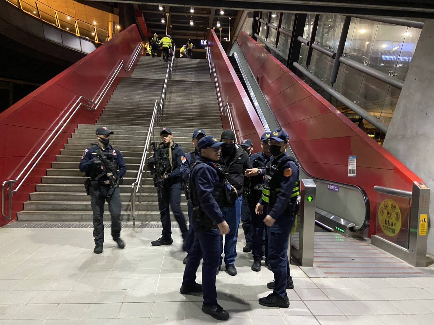 機捷A19站深夜實兵演練 模擬縱火與持刀攻擊強化聯防