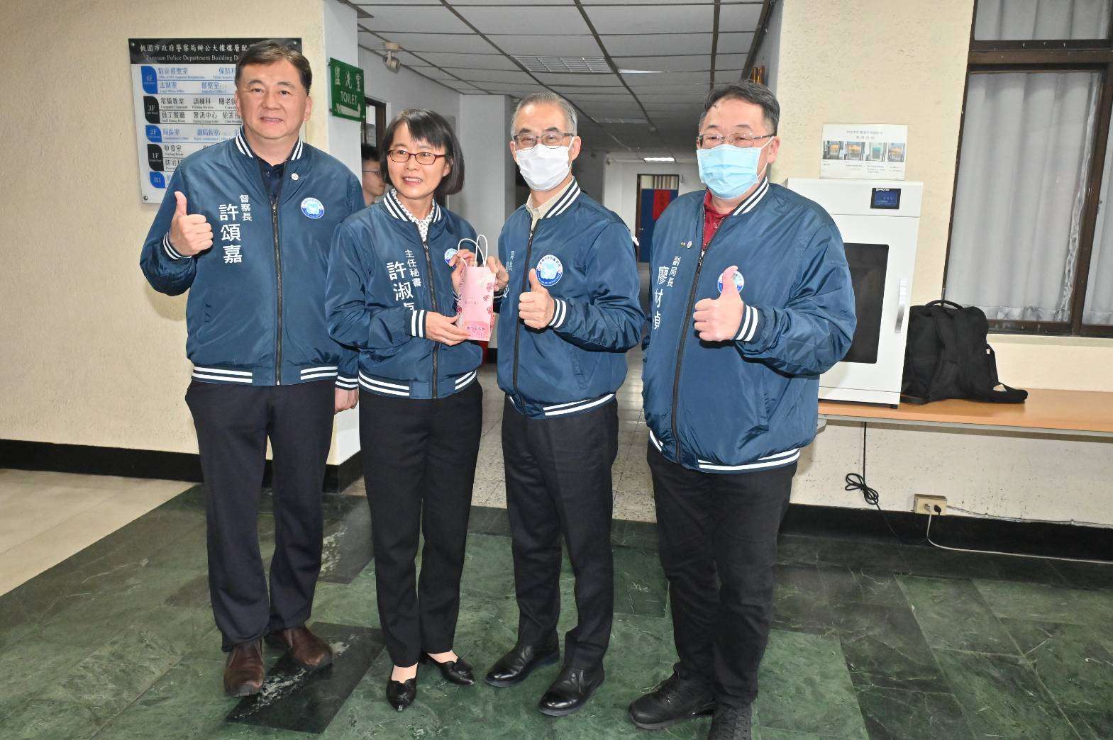 桃園警局婦女節送暖 廖恆裕贈護手霜感謝女警辛勞