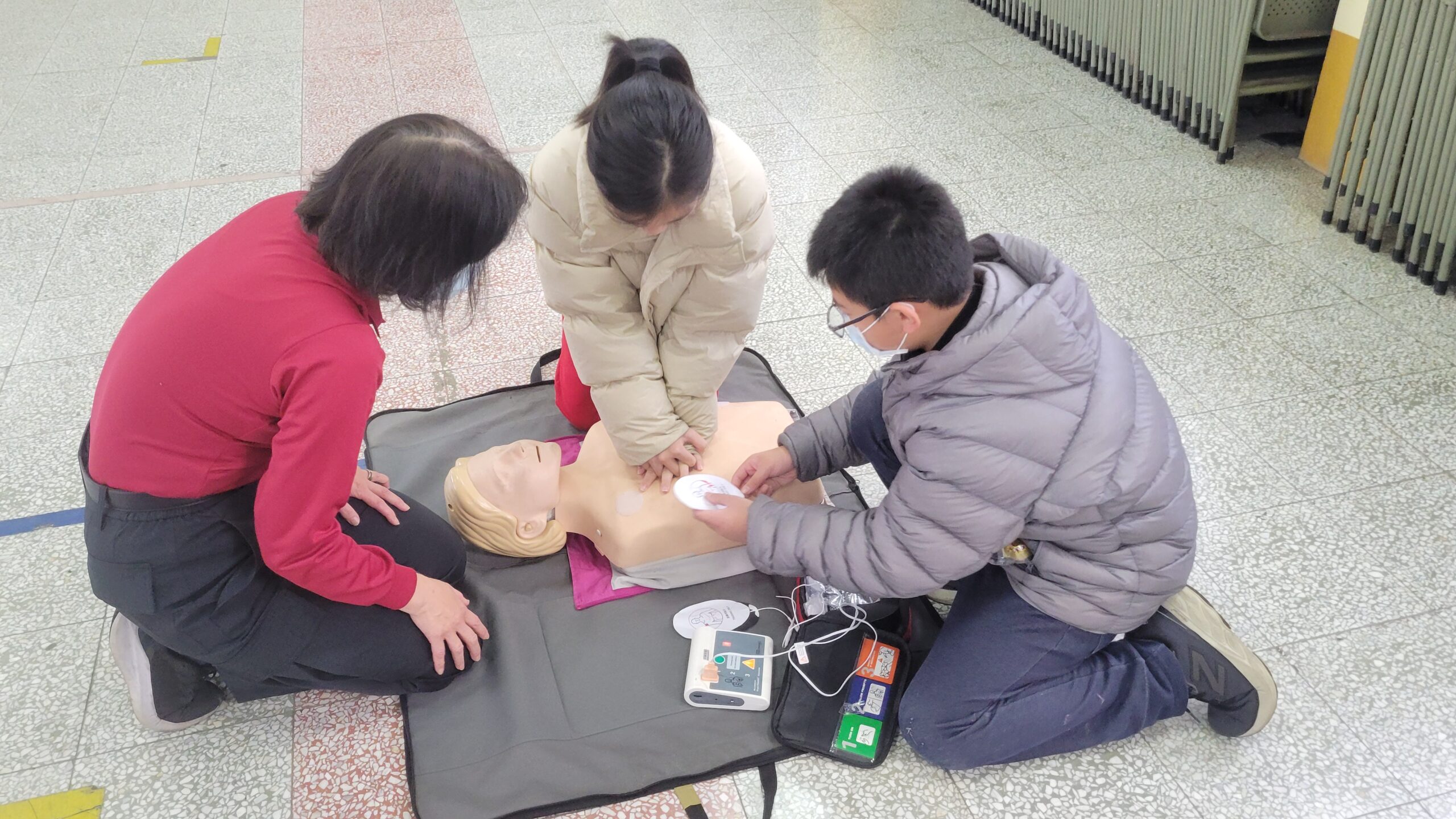 茄苳分隊傳授急救技能 逼真情境引學童驚呼