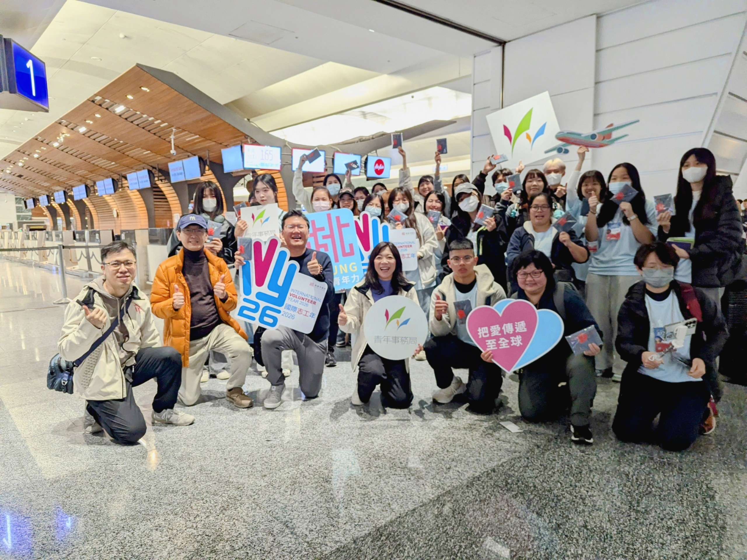 桃園國際志工隊赴海外發揮專長 青年局贈「祈福小物」祝福團員平安 桃園國際志工隊赴海外發揮專長 青年局贈「祈福小物」祝福團員平安