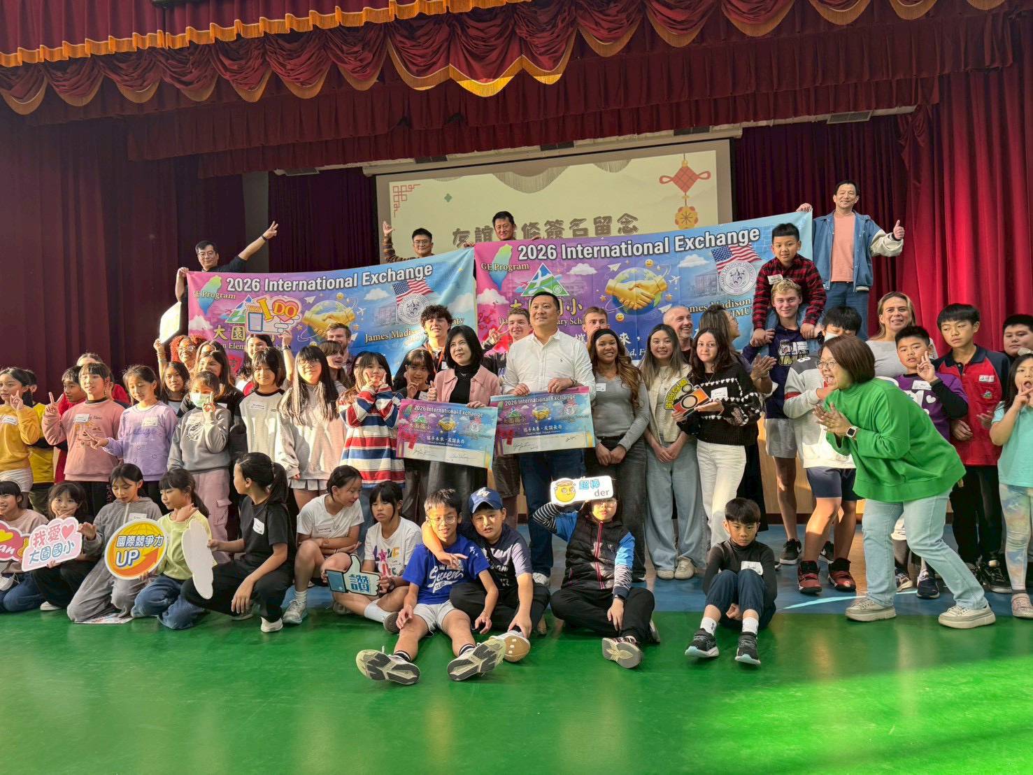 美國JMU榮譽學院跨海參訪大園國小 共繪「友誼牆」見證雙方情誼