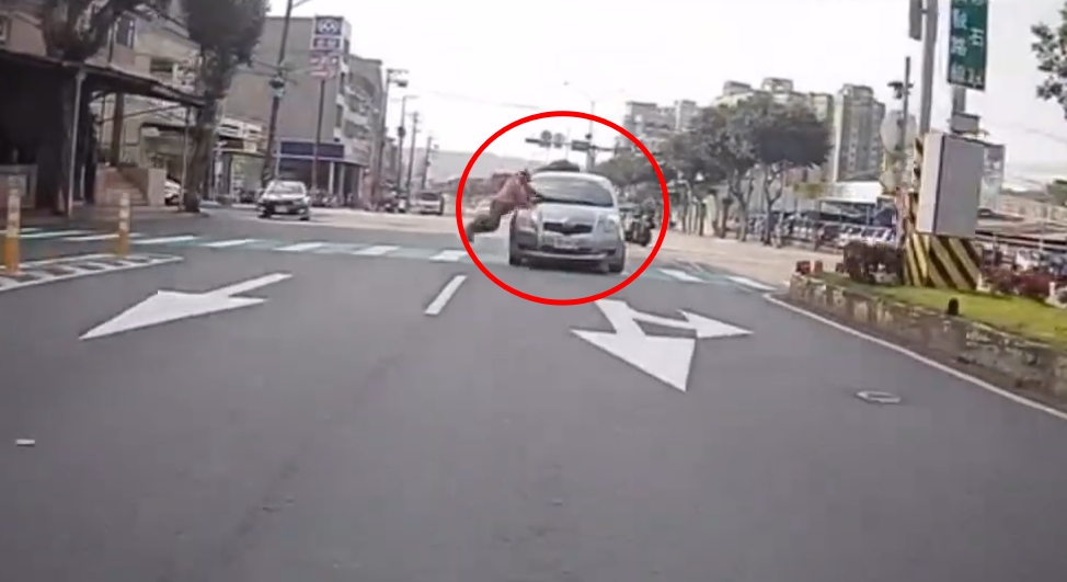 A柱擋視線?龜山小客車左轉撞飛7旬婦 驚險畫面曝