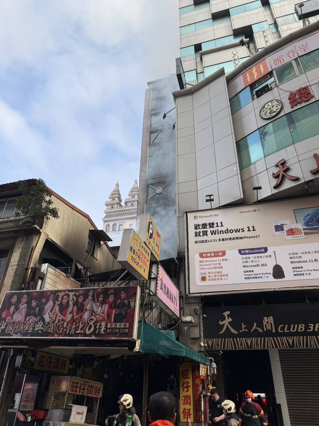 桃園復興路99號旁鐵皮屋失火 消防動員27車緊急搶救