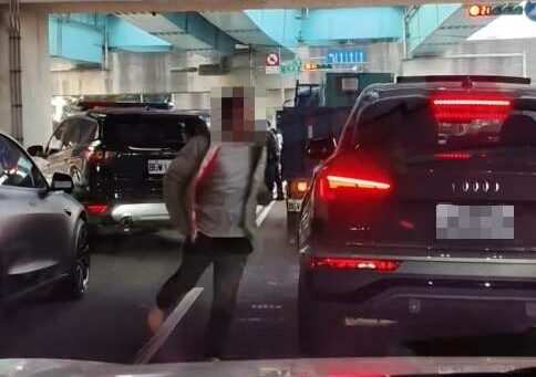 【有片】未打方向燈露餡！龜山休旅車拒檢衝撞 警破窗逮失聯移工