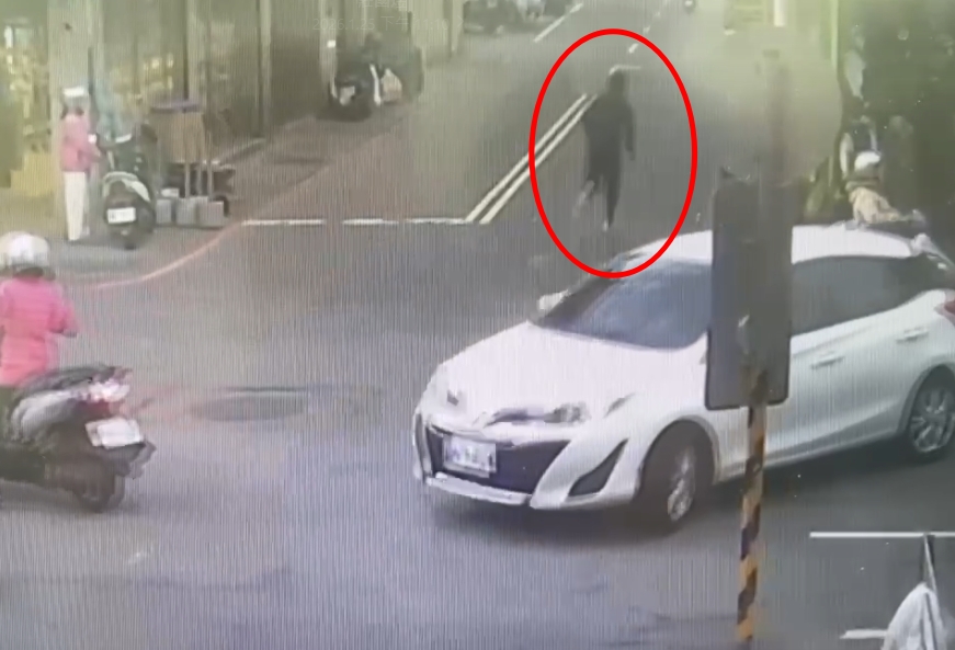 缺錢動歪念！新屋銀樓42萬金飾遭2男強奪 藏橋下仍遭逮