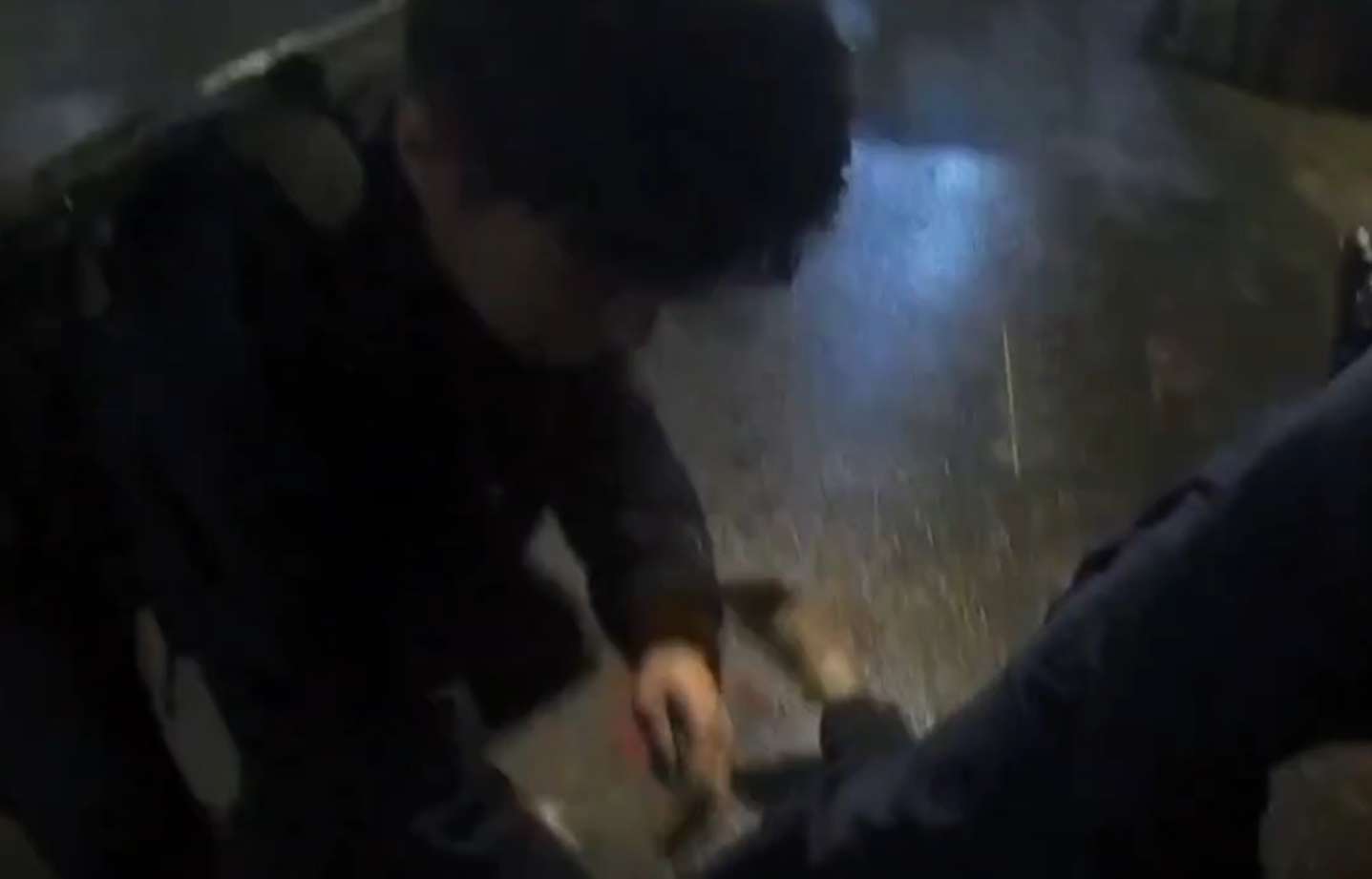 觀音街頭深夜煙火聲驚動警！酒醉越籍男心虛逃遭逮 一查身分尷尬了