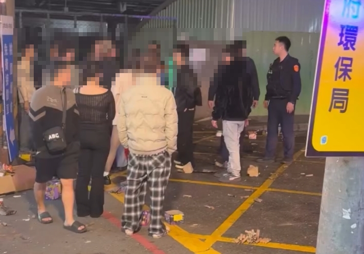 煙火當手榴彈丟？桃園移工狂放炮擾民 警消到場強勢驅離