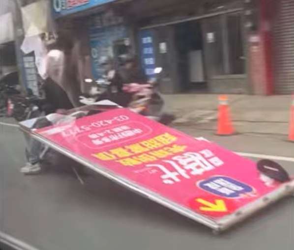 【有片】看板比車大！中壢男單手騎車「耍特技」驚險畫面曝光