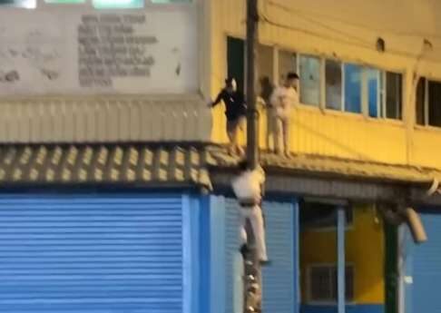 【有片】觀音移工深夜爭執見警鳥獸散 3人躲屋簷爬電桿落跑畫面曝