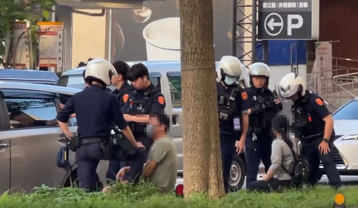 【有片】中壢白牌車載客遭警攔 車上失聯移工嚇到「拉壞把手」 【有片】中壢白牌車載客遭警攔 車上失聯移工嚇到「拉壞把手」