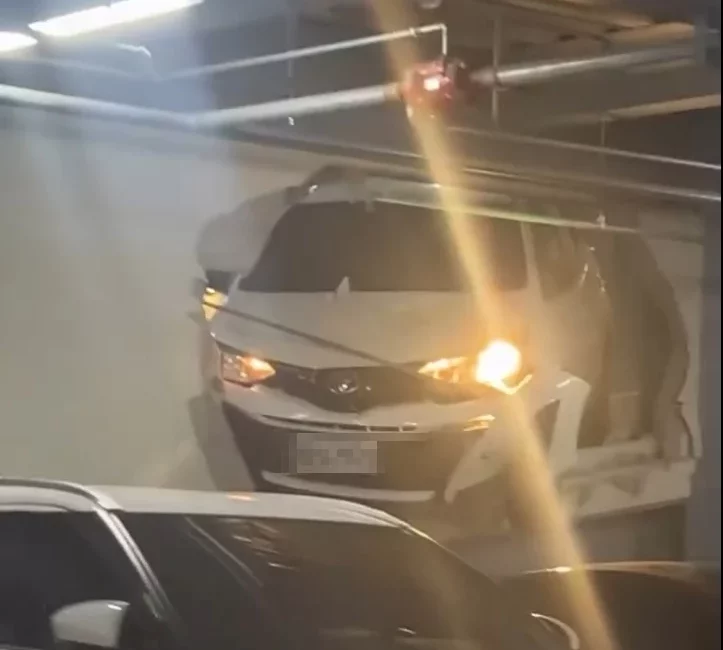 中壢停車場租賃車撞穿牆！卡邊緣險墜樓碎石波及3車