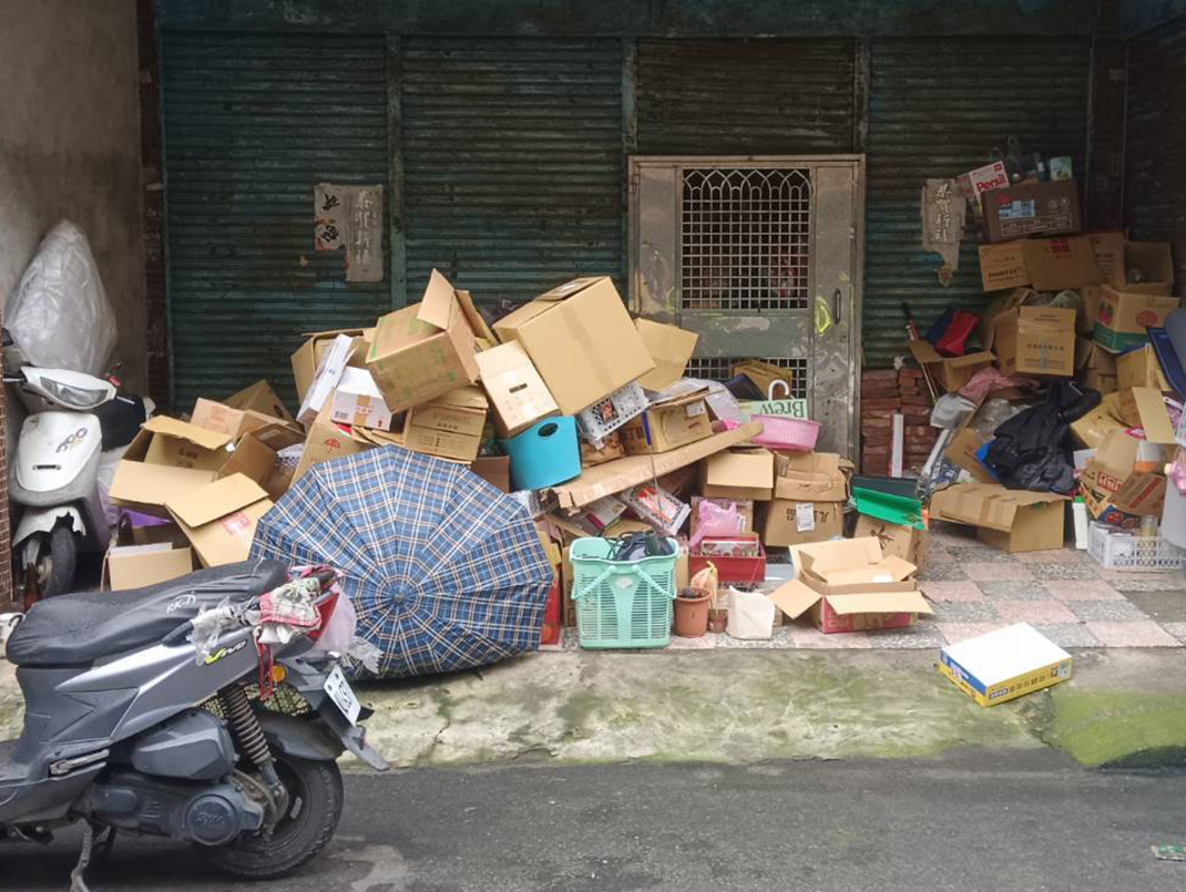 桃園環保局查中壢「垃圾屋」 屋主拒開門避稽查先挨罰3千