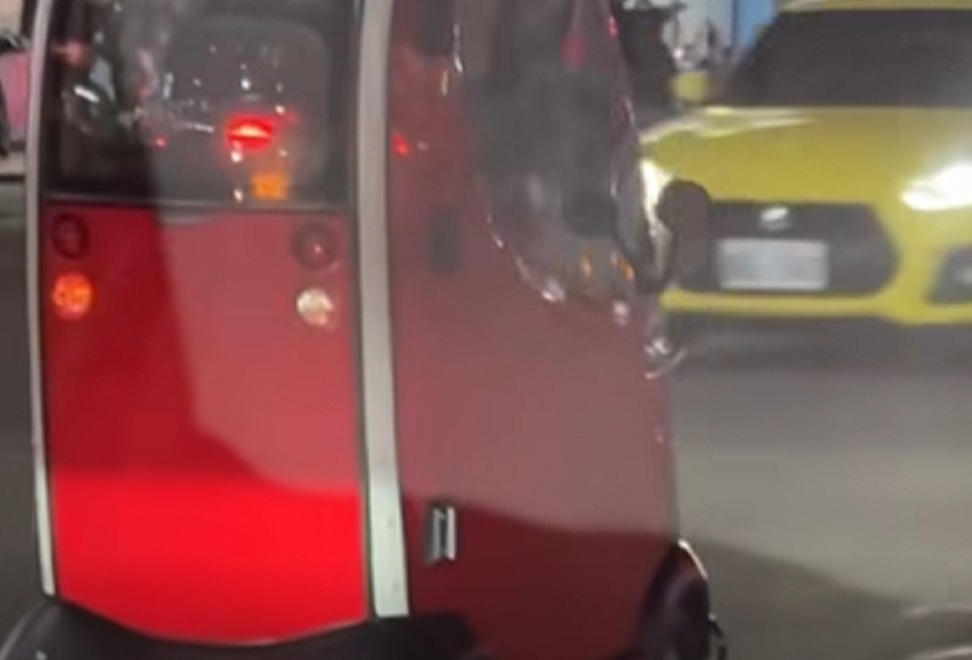 全罩式電動代步車「車道打方向燈轉彎」 龍潭警:依行人規定罰500 全罩式電動代步車「車道打方向燈轉彎」 龍潭警:依行人規定罰500