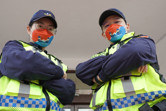 新竹市警察局為預防詐騙，設計口罩教導民眾遇到詐騙集團該如何反應。圖：警方提供