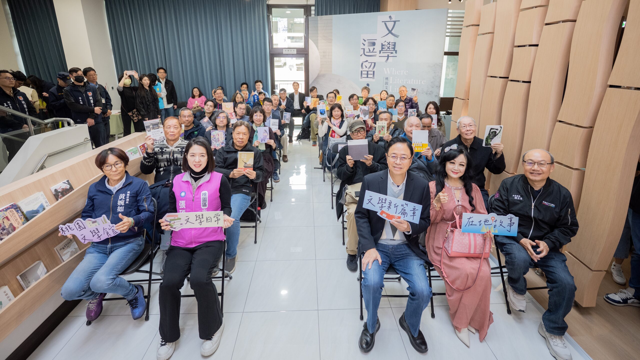 桃園文學館書牆太美！張善政親迎作家捐贈：打造世代傳承文化場域
