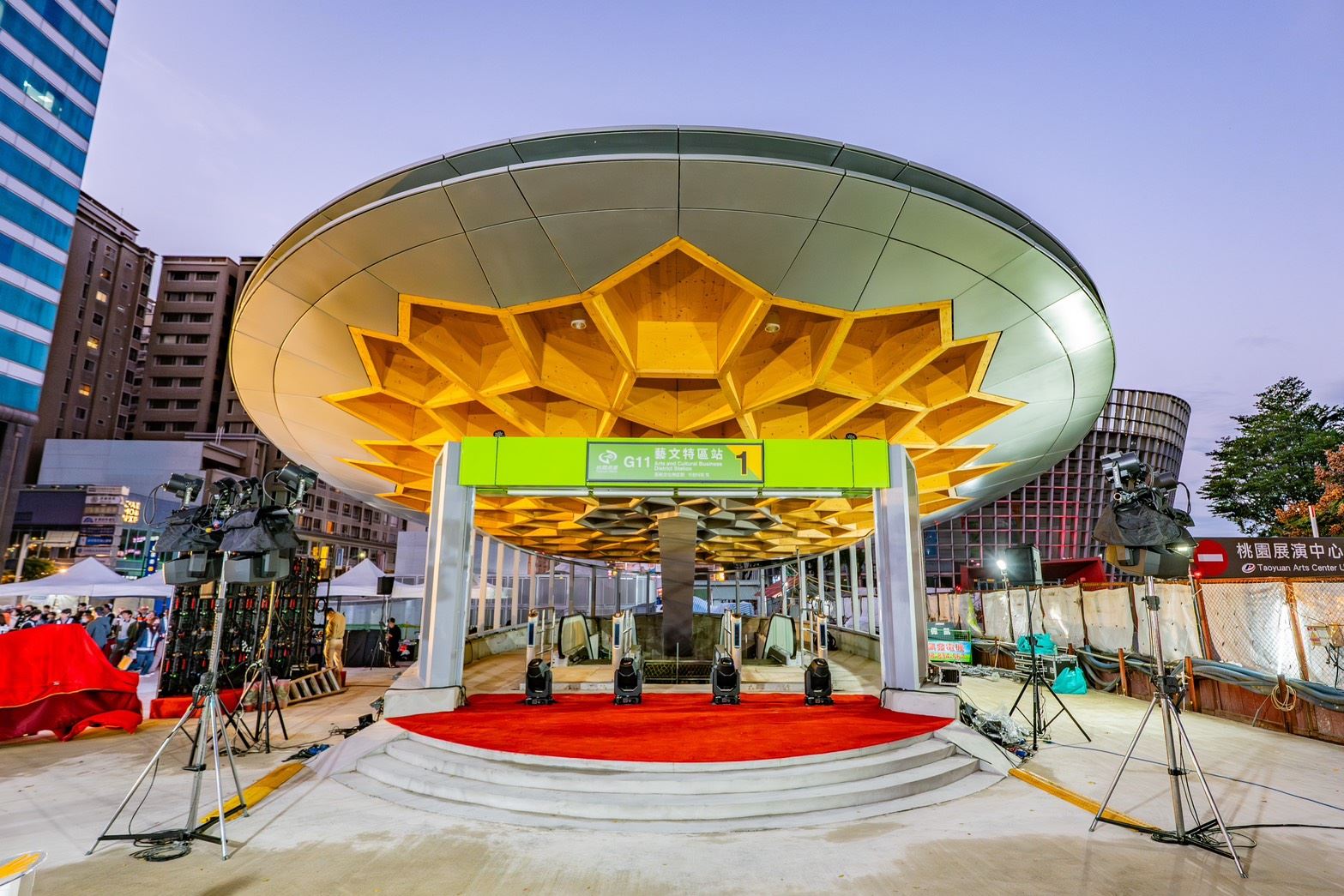 桃園捷運綠線藝文特區站送電了!列車將實際進站展開測試