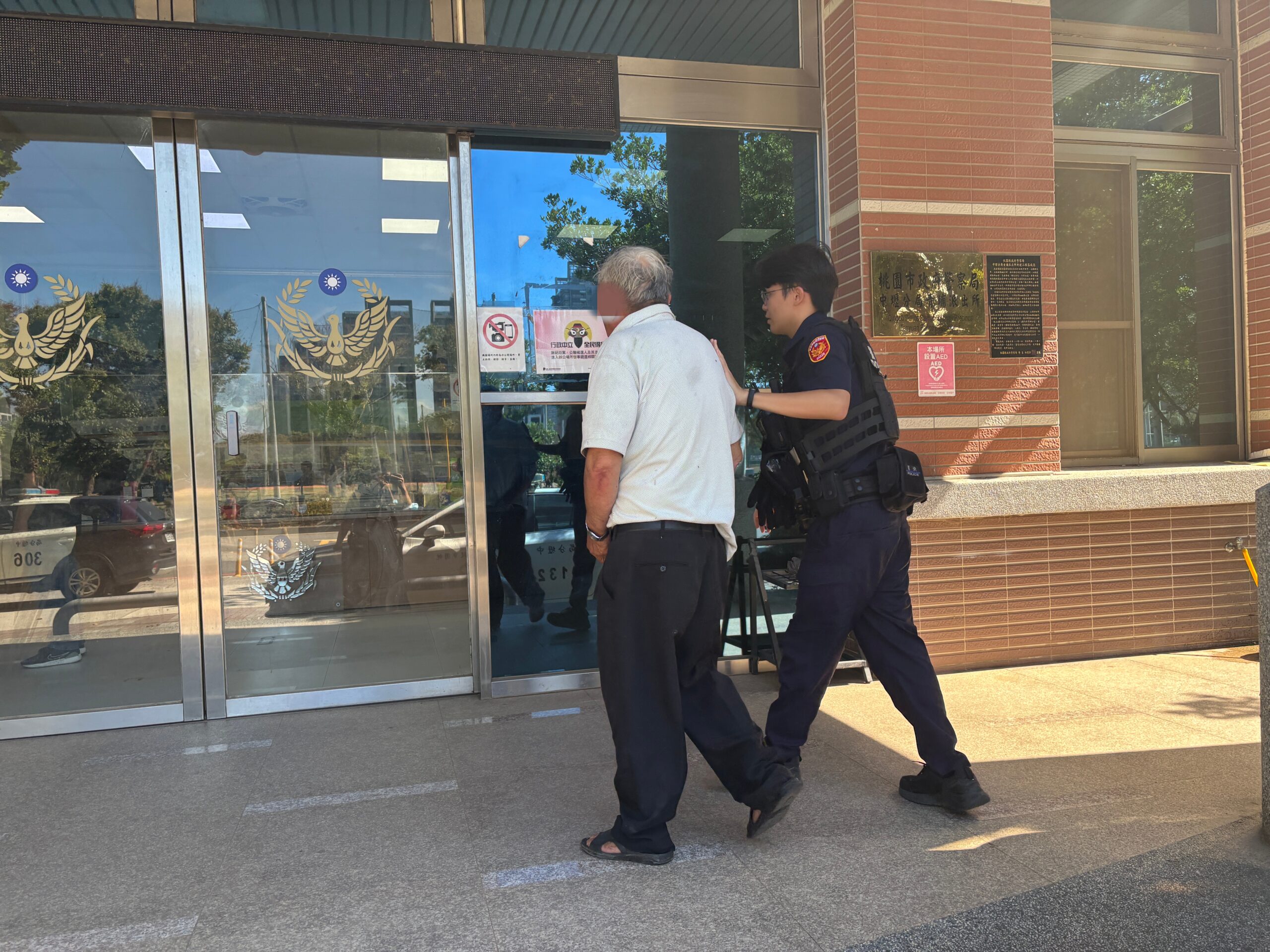 失智翁外出迷途騎行破百公里 中壢警暖心助團園