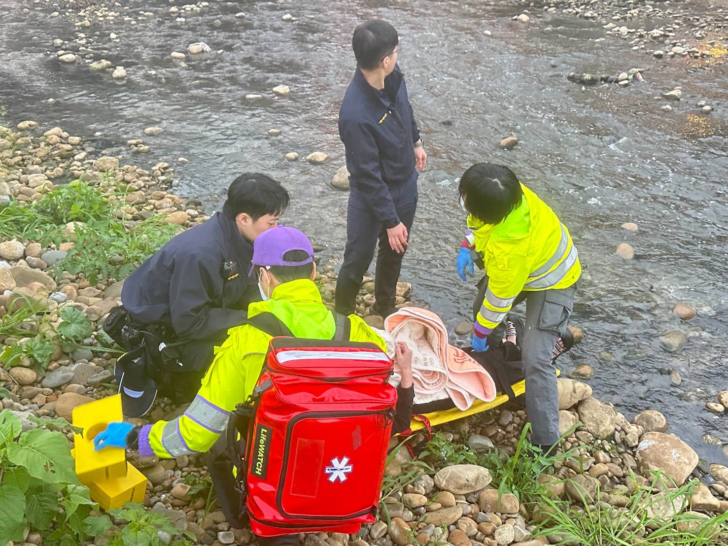 桃園越籍女疑打電話吵架太激動 墜橋摔進南崁溪全身多處擦傷送醫