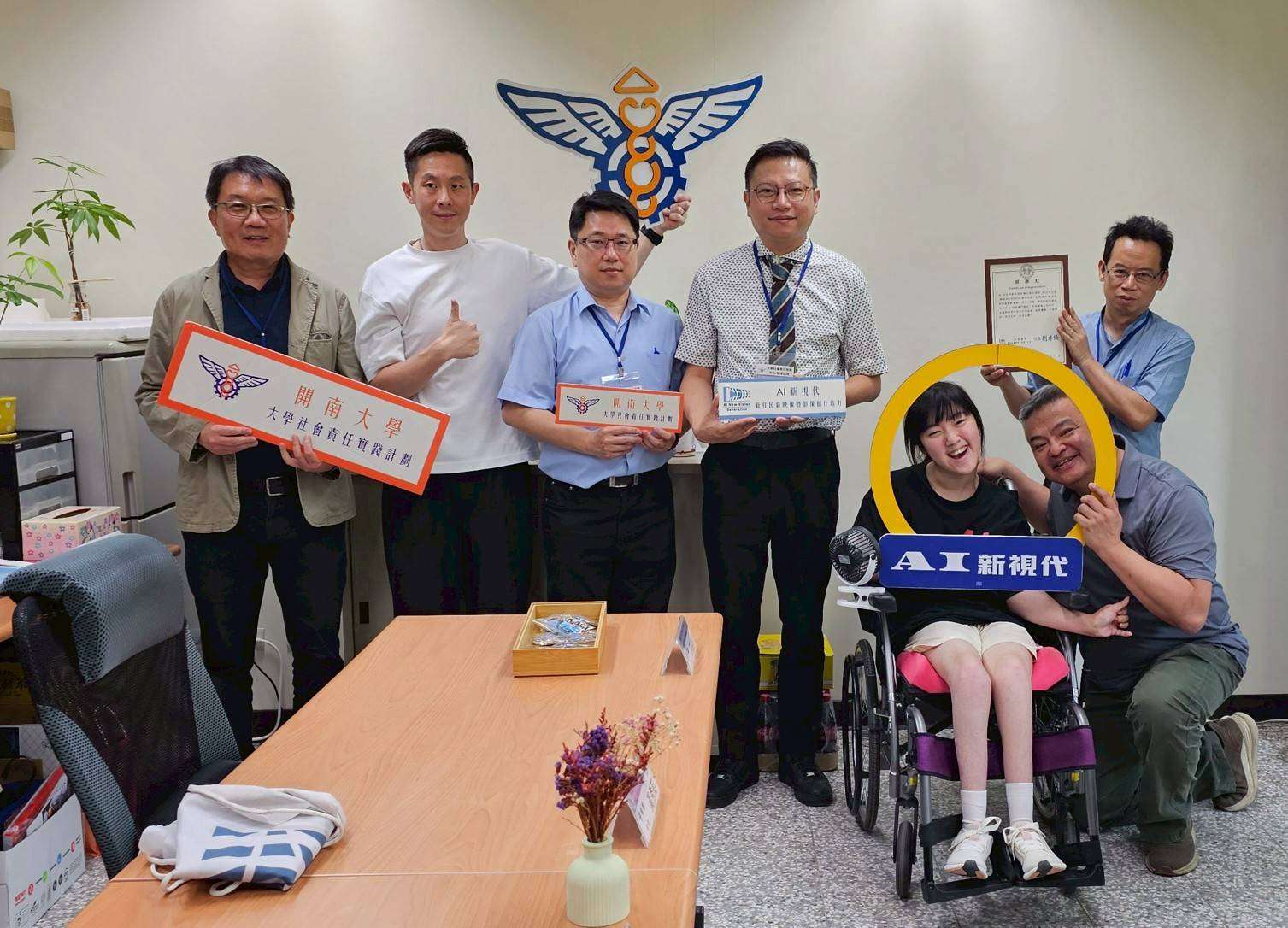 突破身體桎梏！開南大學侯羽岑用鼻子玩AI 做出校園徽章圓夢