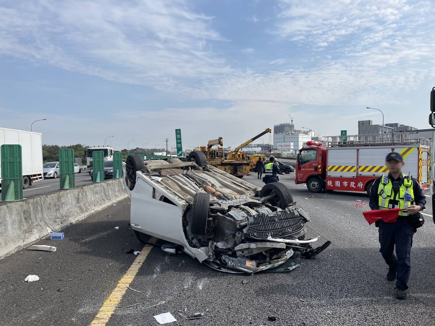 國1中壢5大小車連環撞 多車翻覆6人受傷送醫