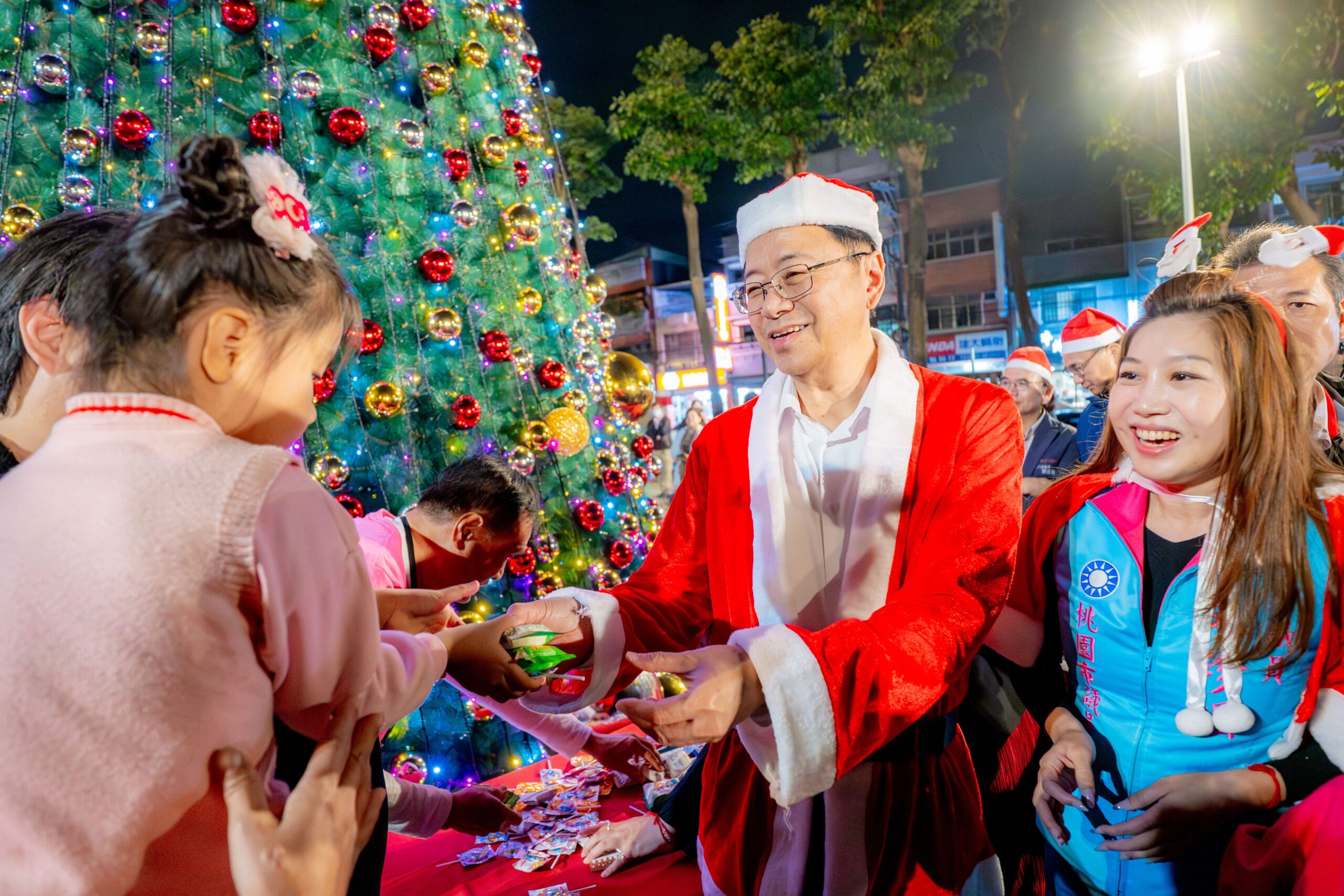 珍愛八德聖誕同樂會登場 張善政變身聖誕老人發禮物