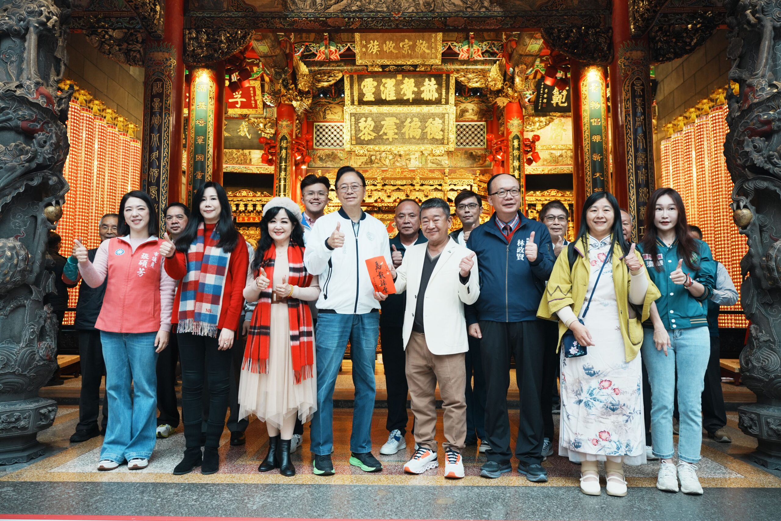 張善政初一南北桃園廟宇跑透透 市民搶拿「元氣搖搖馬」福袋