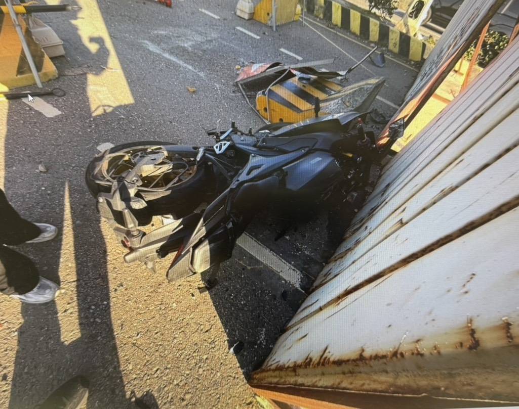 騎車精神不濟釀禍!大園19歲男衝撞施工護欄送醫