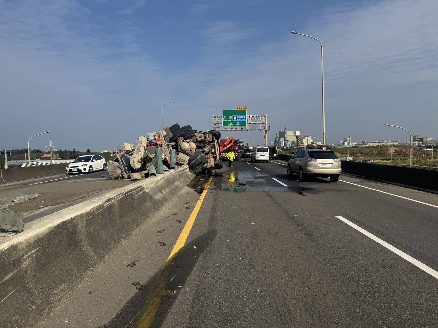 疑恍神自撞翻覆！台61線大園段水泥預拌車「噴漿」 雙向交通一度受阻