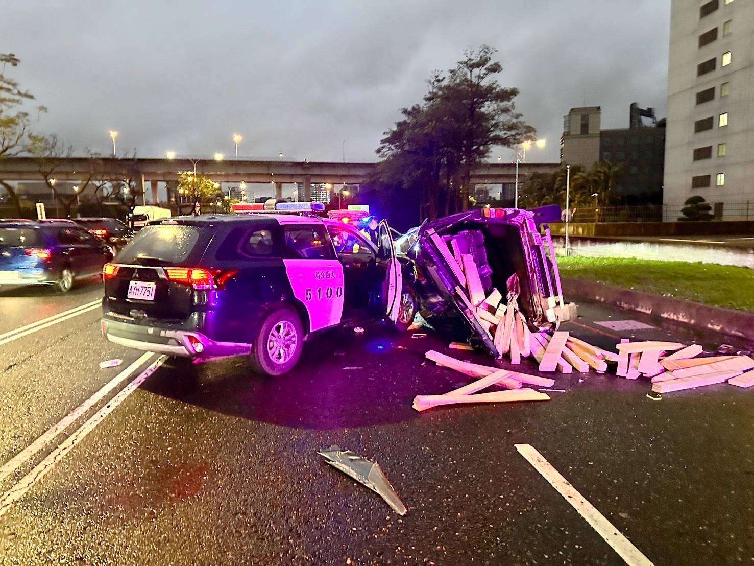 【有片】南崁交流道驚見警匪追逐!男駕贓車撞警車翻覆 破窗搜出毒品吸食器 【有片】南崁交流道驚見警匪追逐!男駕贓車撞警車翻覆 破窗搜出毒品吸食器