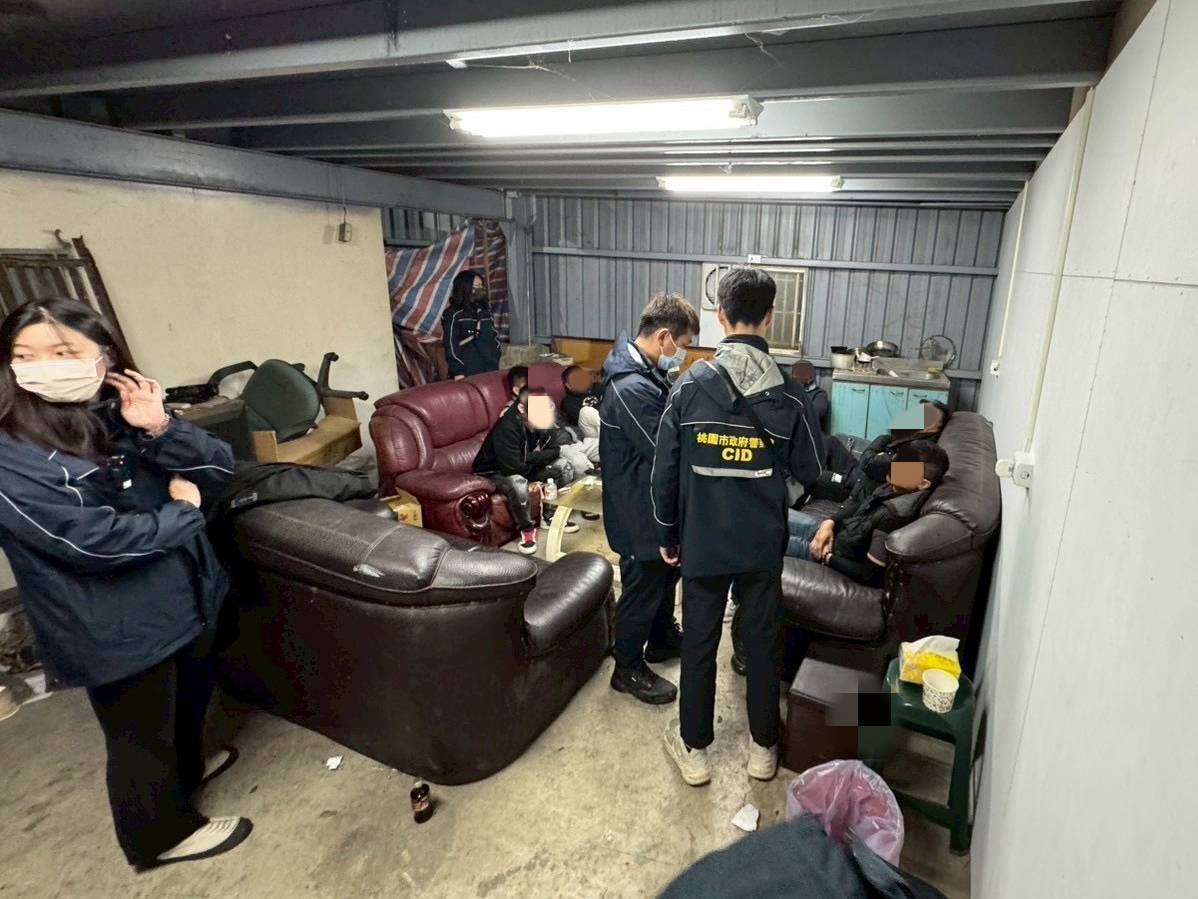 推筒子麻將賭場藏身鐵皮屋 大園警查扣逾150萬元賭資、籌碼