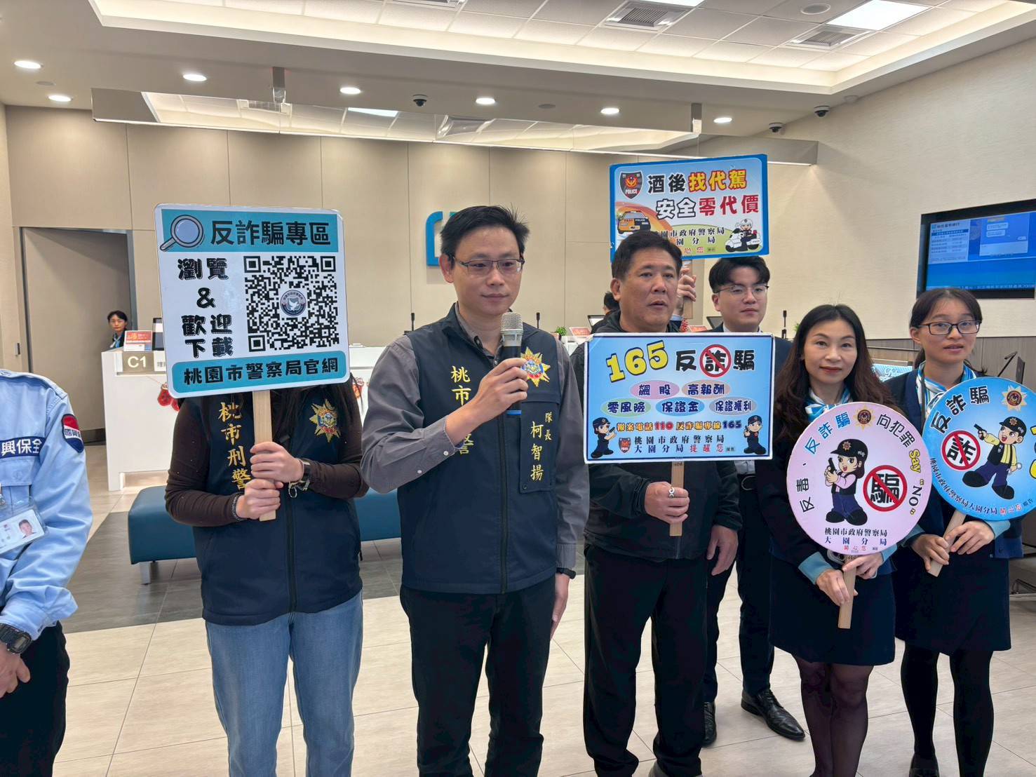 大園警逼真模擬銀行搶劫 民眾一度愣住