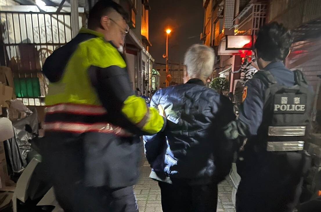 7旬翁1原因倒臥路旁發抖 大園警暖心伸援送返家 7旬翁1原因倒臥路旁發抖 大園警暖心伸援送返家