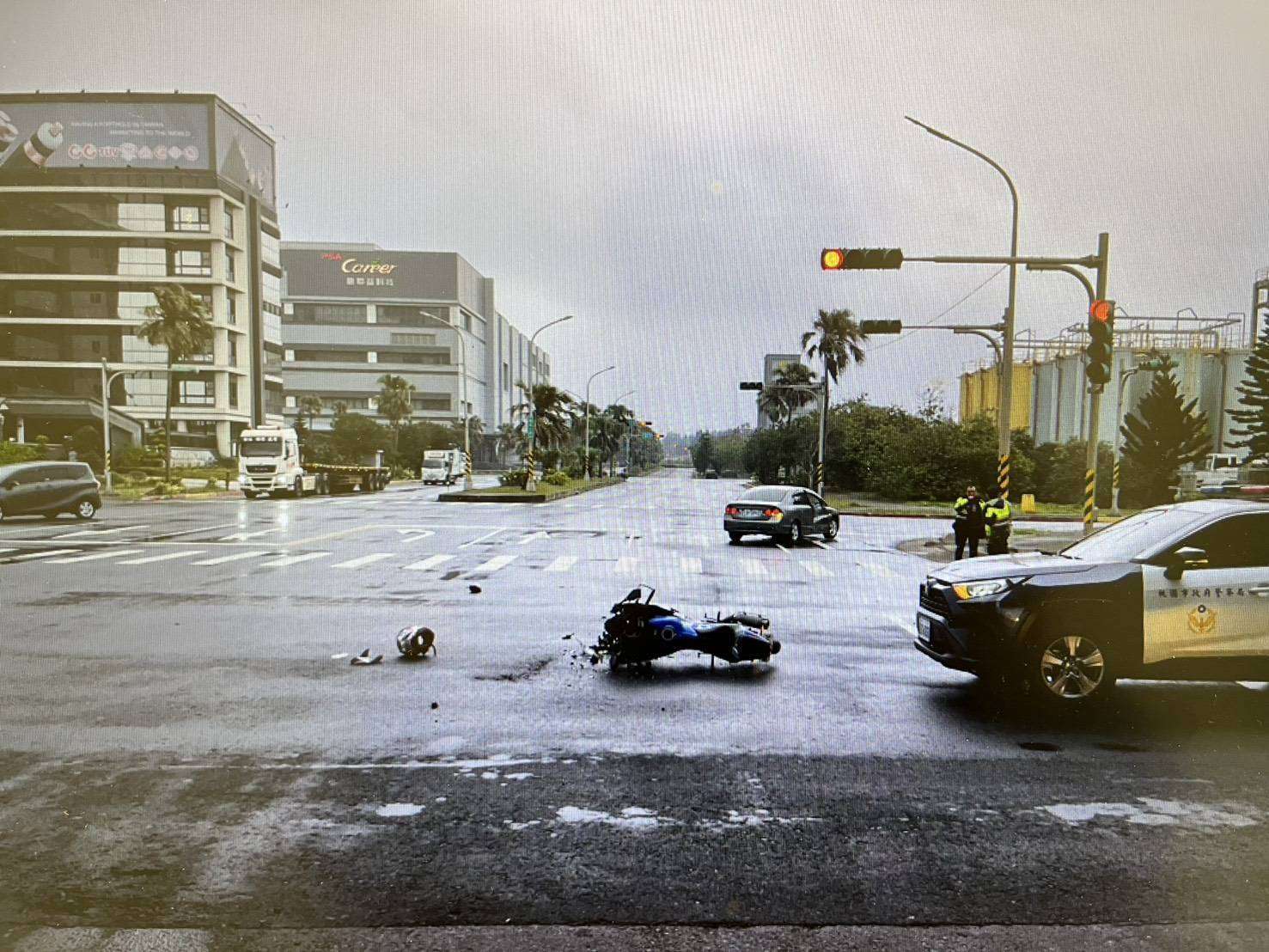 【有片】台61線恐怖路口!小客車無視紅燈撞飛女騎士當場逃逸 【有片】台61線恐怖路口!小客車無視紅燈撞飛女騎士當場逃逸