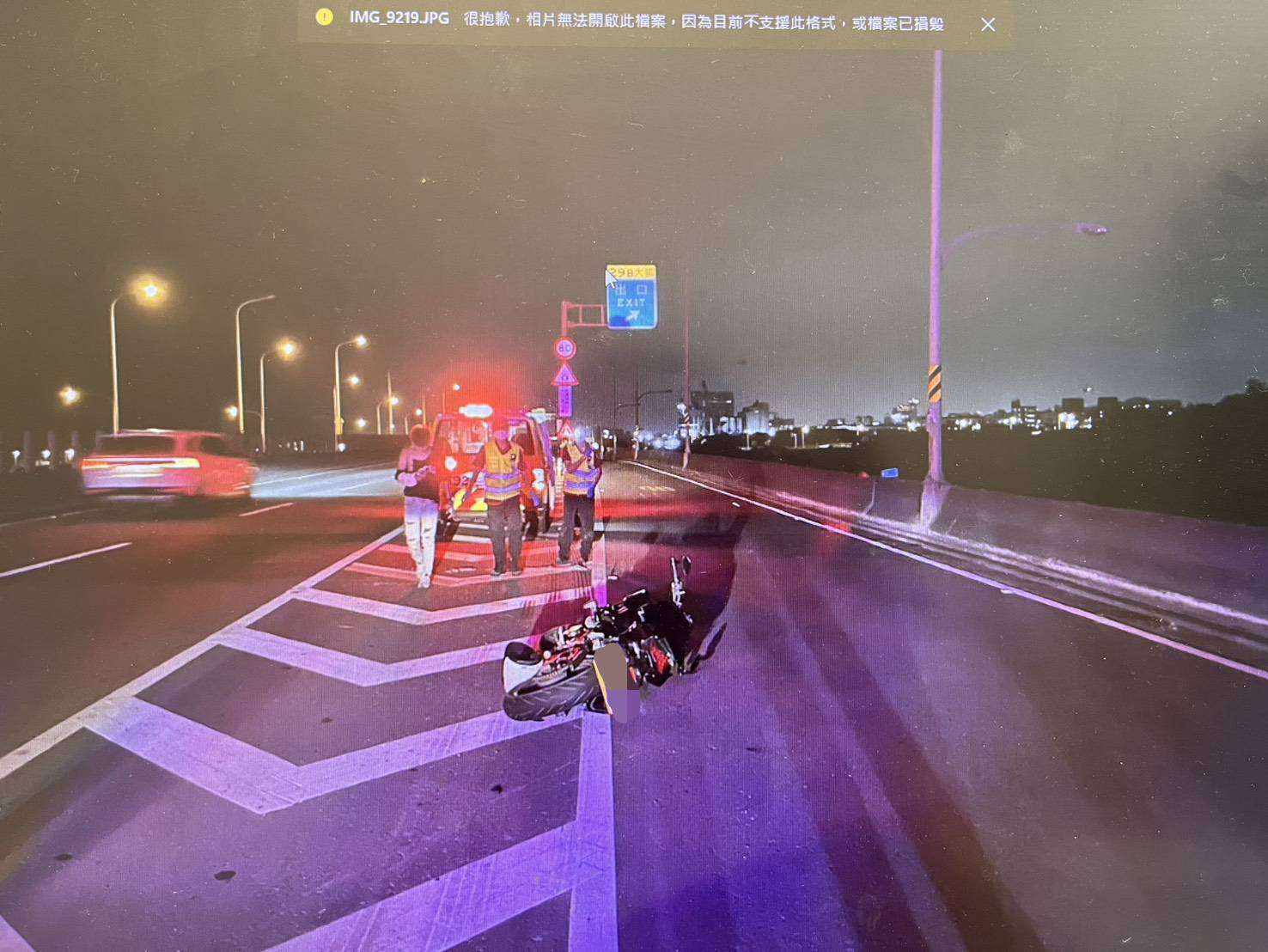 【有片】台61小客車、重機擦撞火花四射！騎士命大輕微擦挫傷