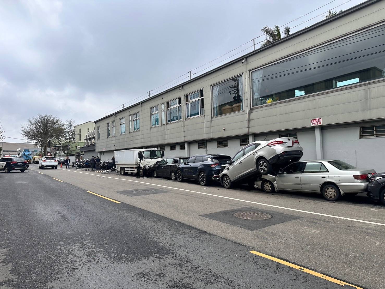 桃園觀音小貨車遭撞失控 橫掃路邊17汽機車「疊羅漢」