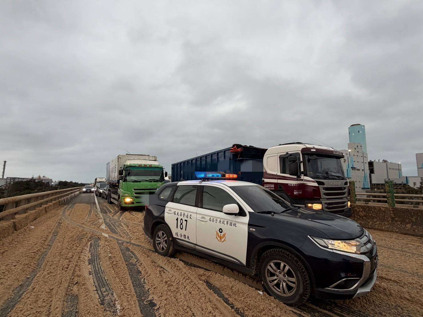 桃園台61線觀音段連環撞！曳引車「泥漿」鋪滿地 3駕駛受傷送醫