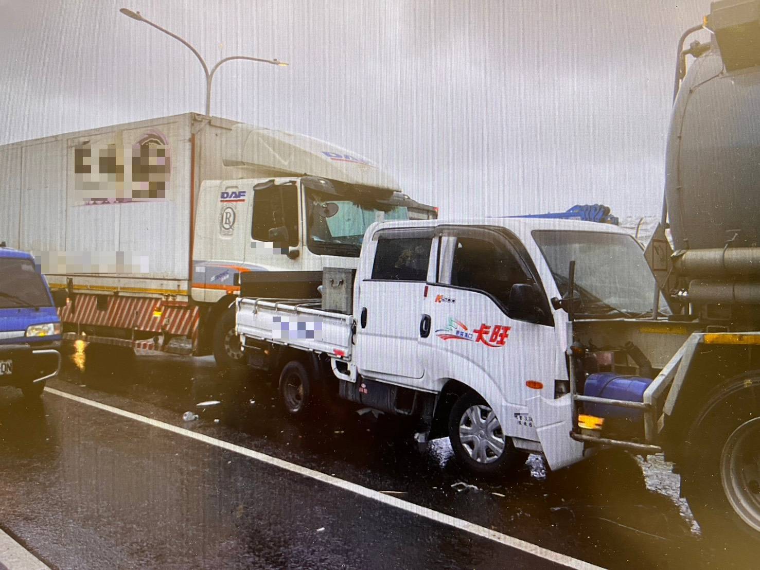 大園國際路3車連環撞 大貨車駕駛未注意車前狀況釀禍