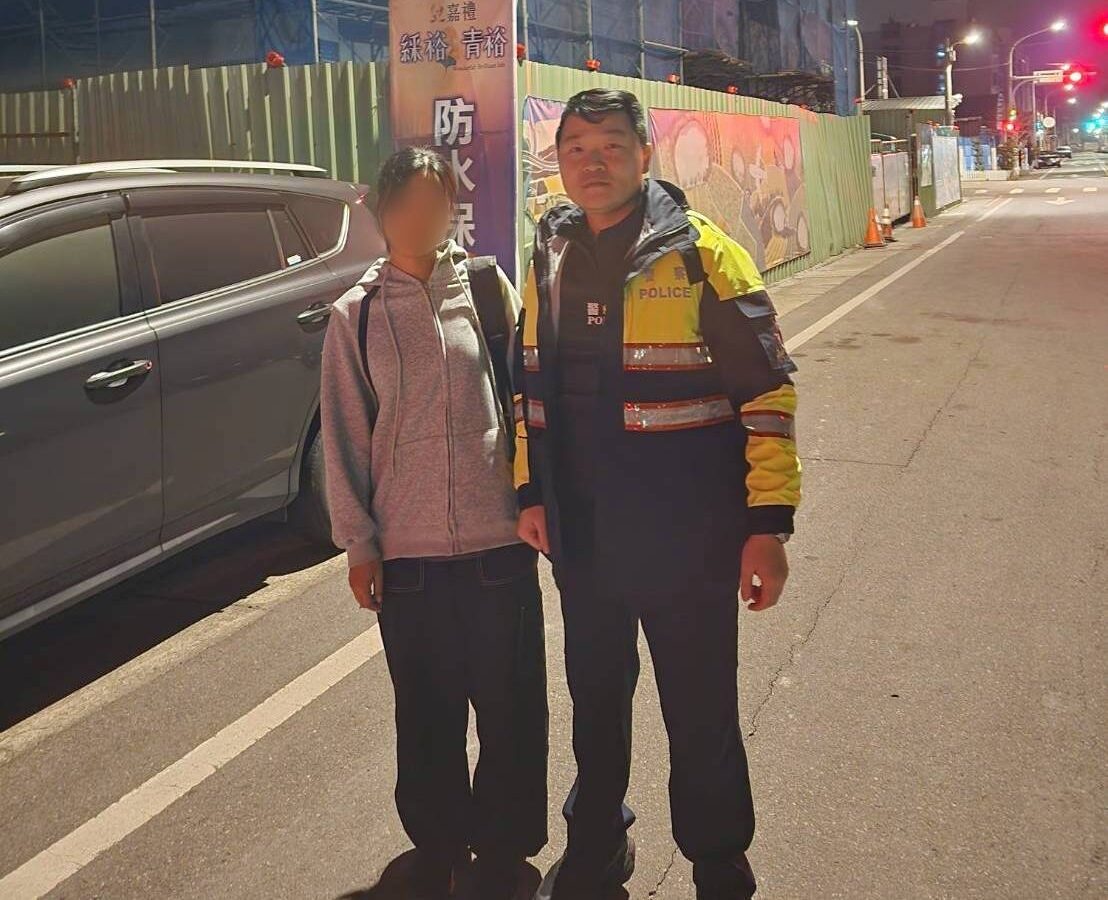 緬甸女大生車資不足遭丟包西濱公路!大園警暖心解圍 緬甸女大生車資不足遭丟包西濱公路!大園警暖心解圍