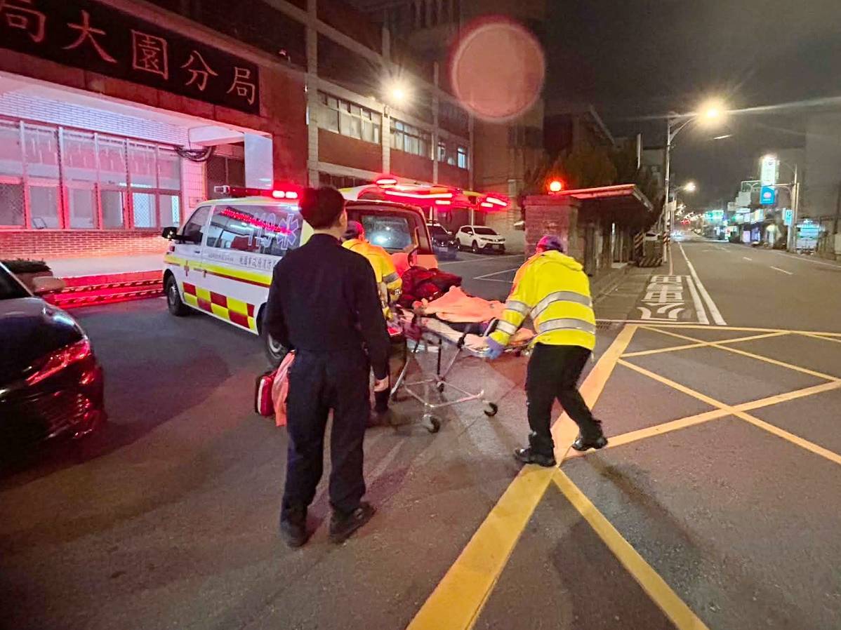 深夜高燒腹痛叫不到車！大園婦強撐跑派出所求援 員警及時救命