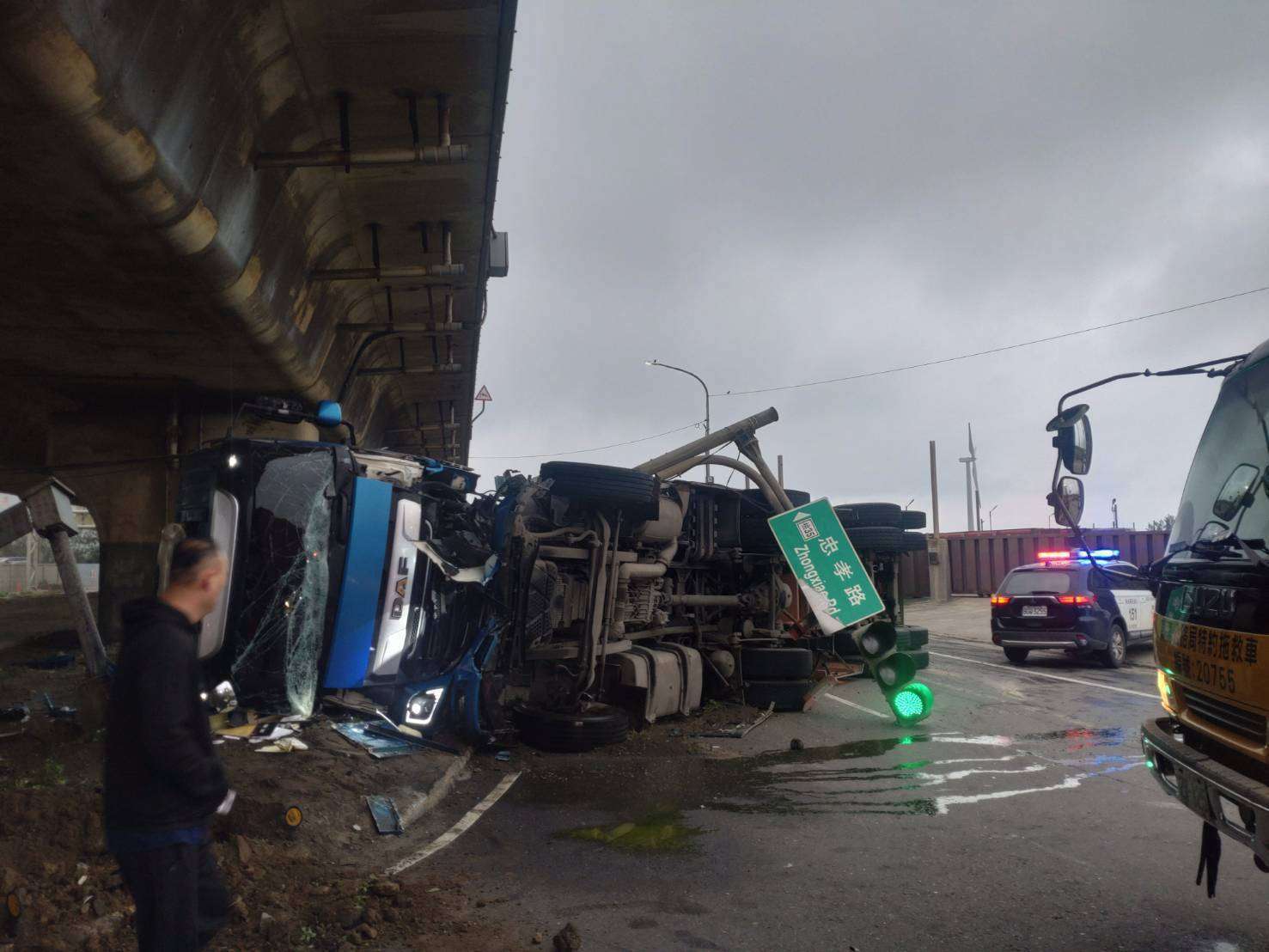 【有片】擦撞左轉轎車！桃園台61曳引車整輛側翻「擊倒」路口號誌桿