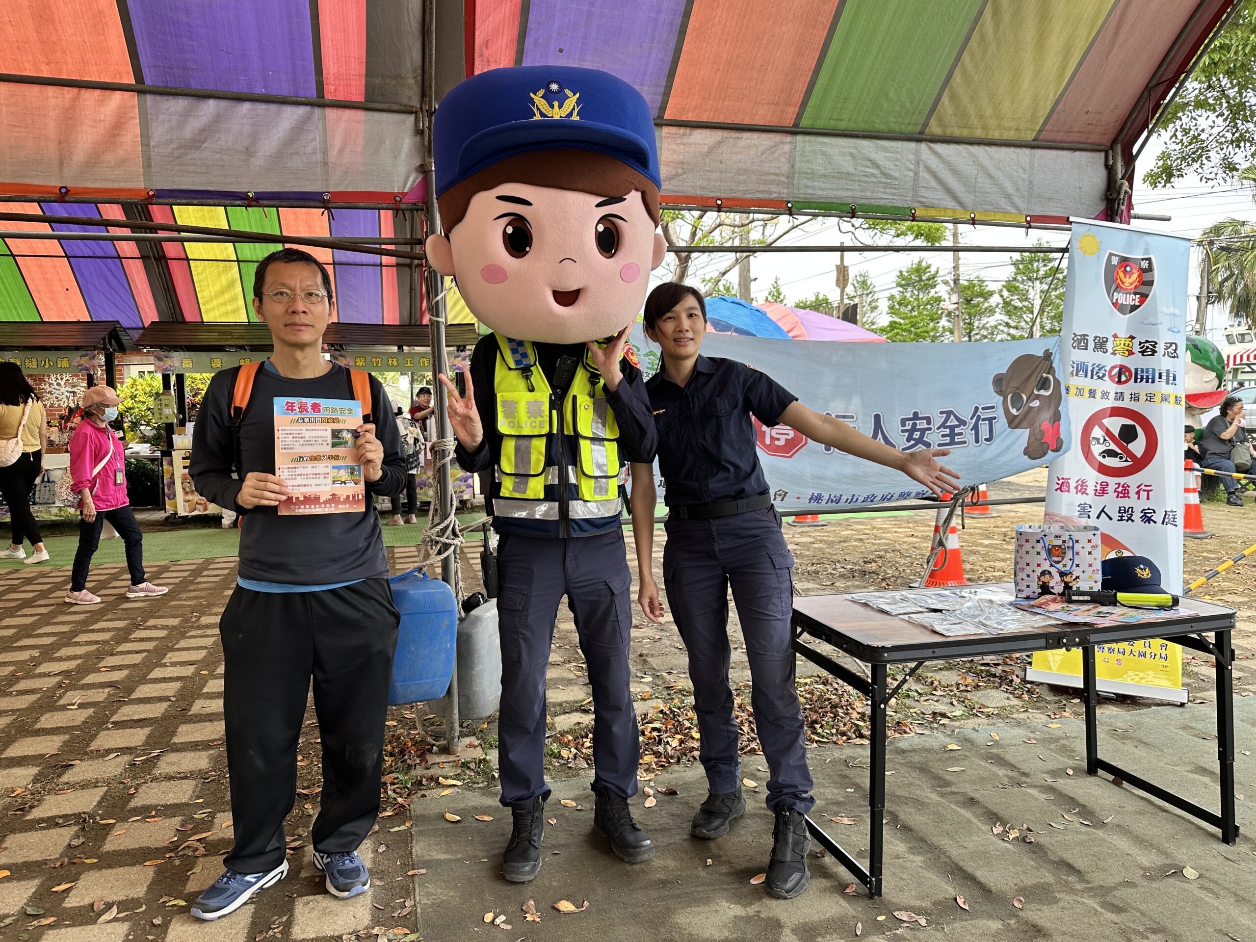 大園彩色海芋季美翻天！大頭警察娃娃現身 強化民眾交安觀念