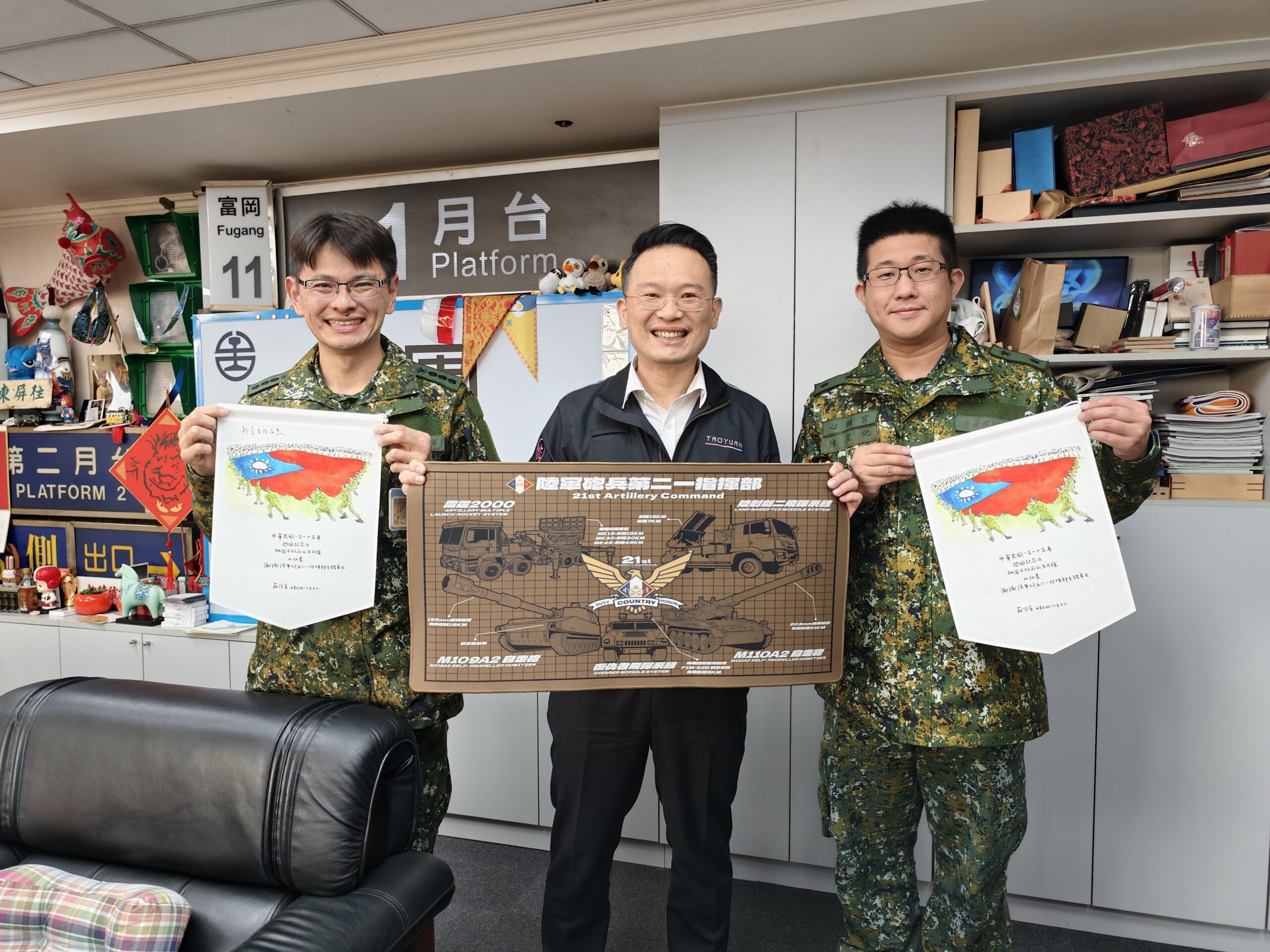 手繪二一砲指部弟兄撐國旗引回響 蘇俊賓分享當兵趣事