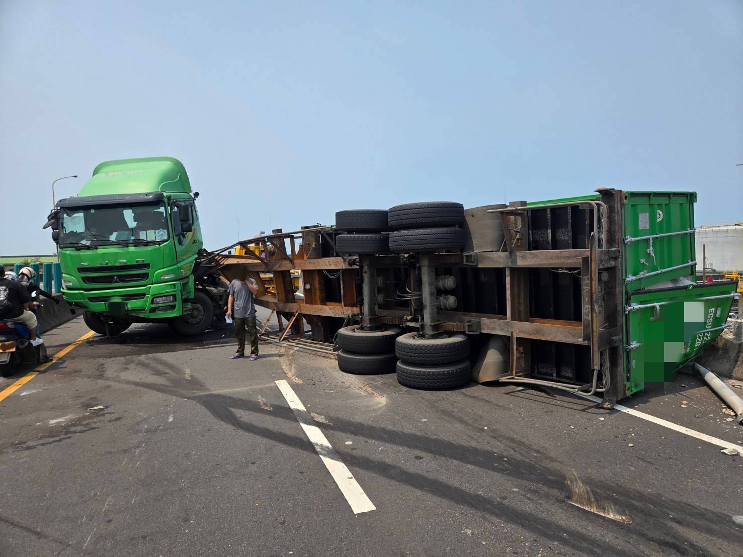台61大園段貨櫃車翻車 南下車道封閉中