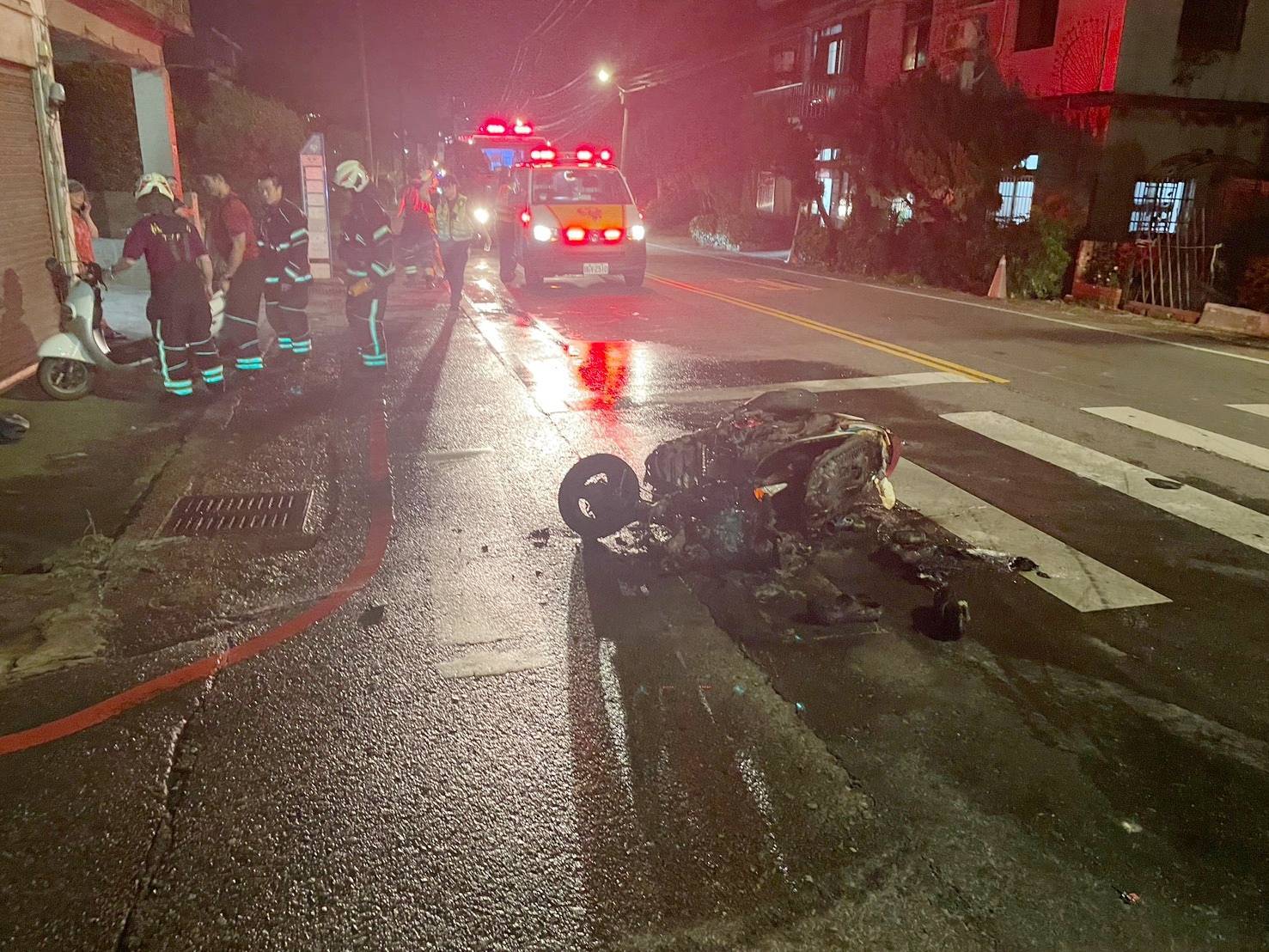 觀音機車與微電車碰撞 下秒倒地成火球