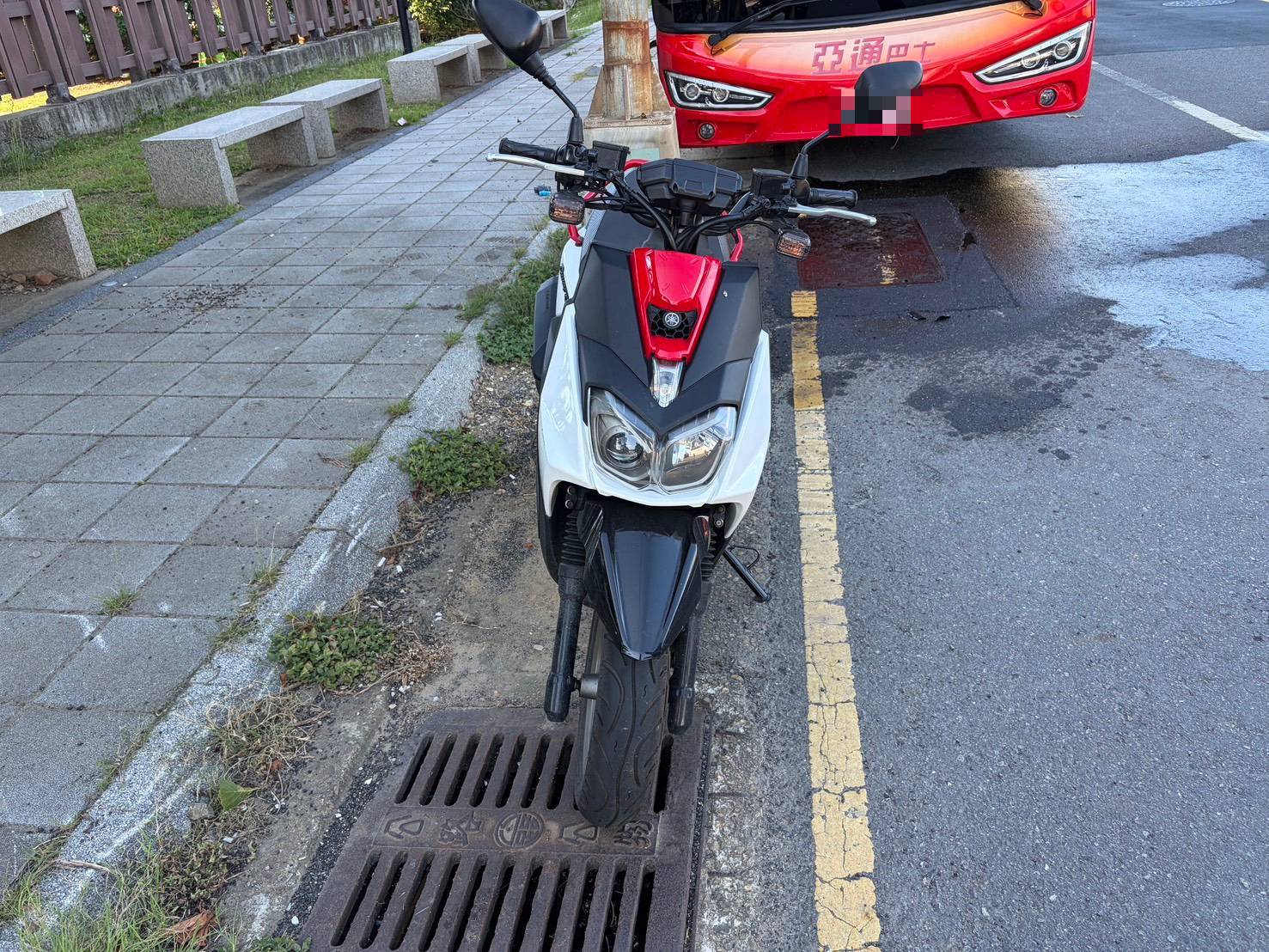 大園機車停路邊慘遭自小貨車撞擊 肇事駕駛跑了